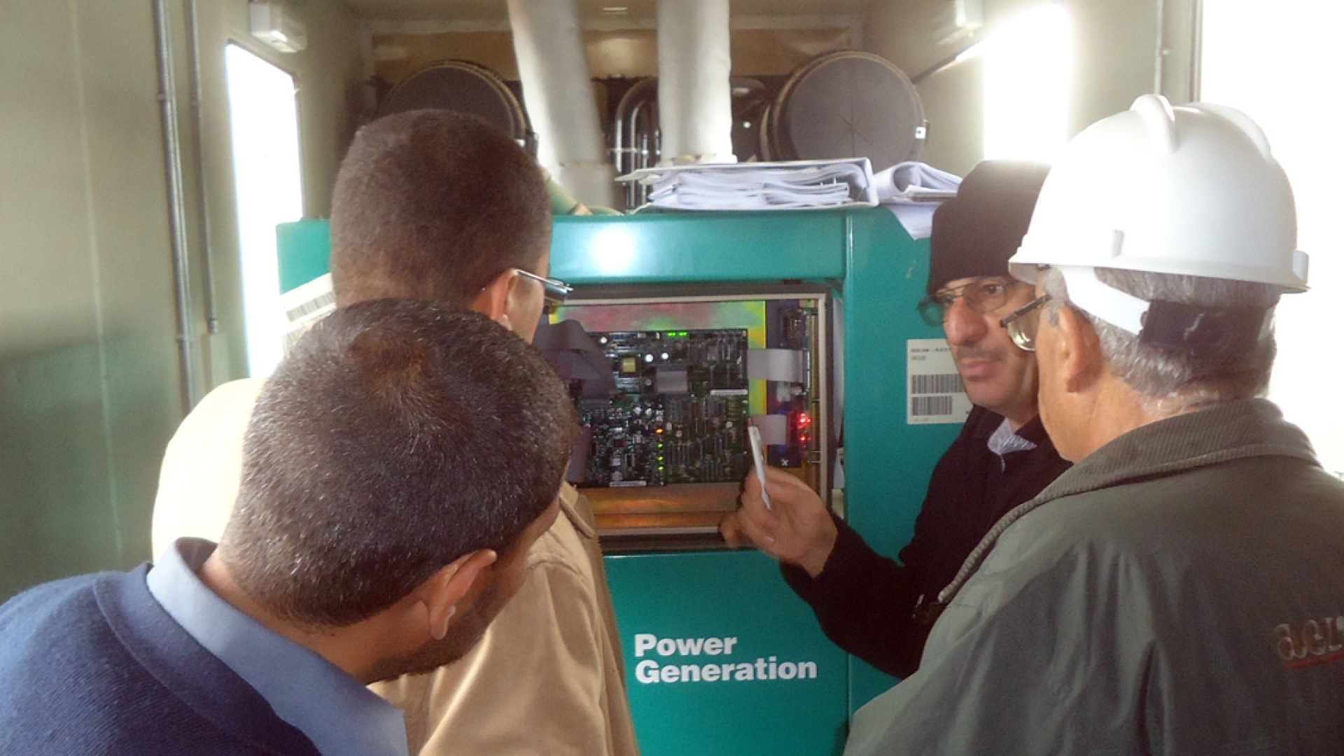 techniciens recevant une formation sur les groupes électrogènes