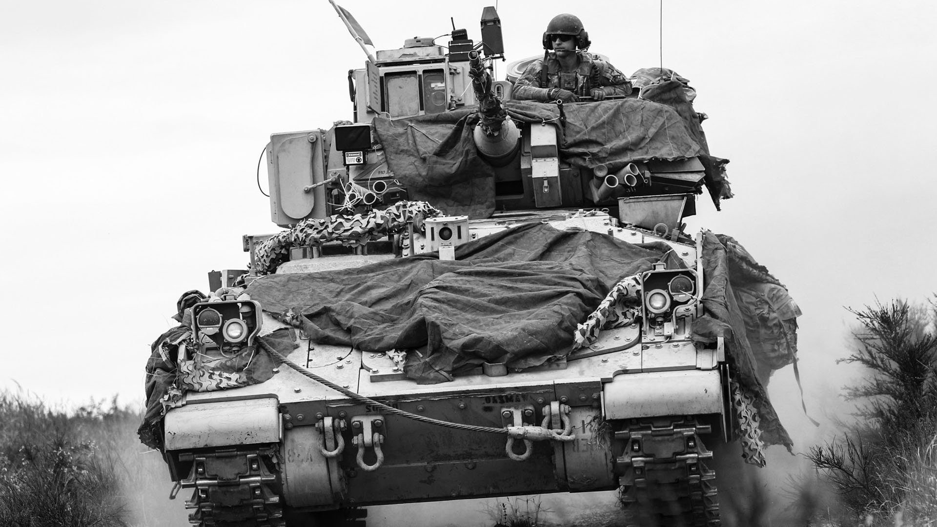 Char avec camouflage sur le terrain