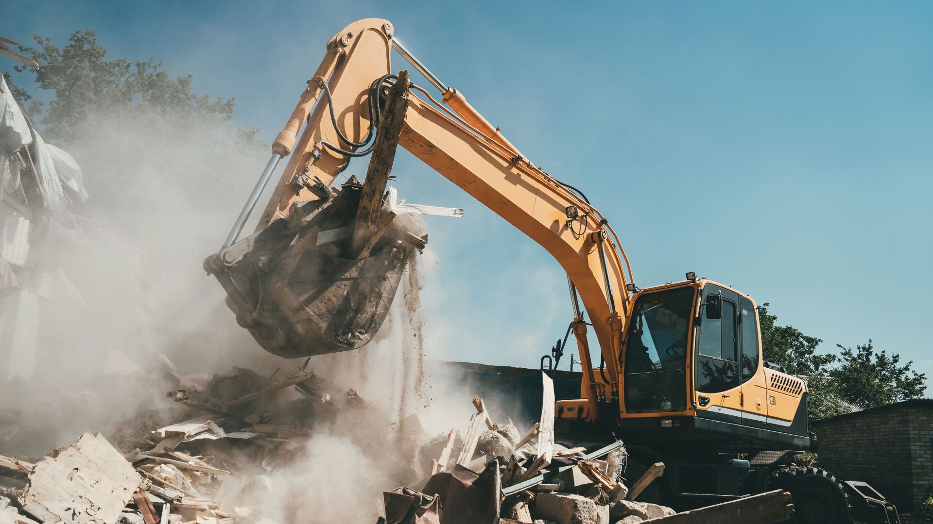 tracteur démolissant une structure sur un chantier