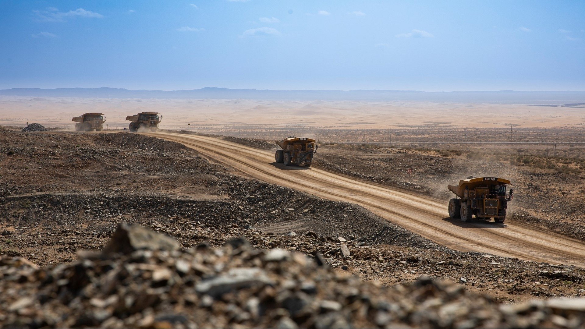 De gros camions à benne exploitation minière sur un chemin de terre