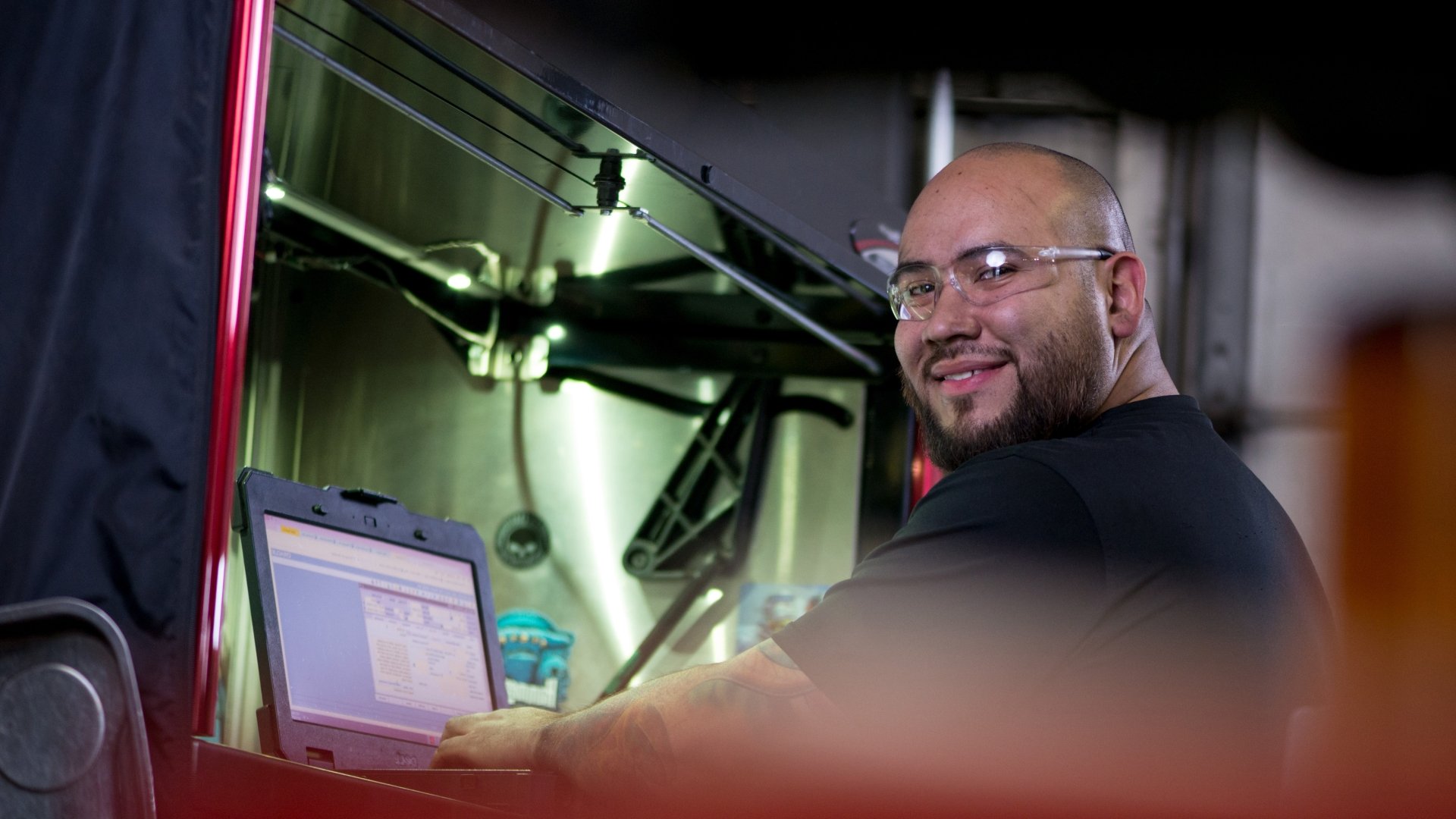 Technicien de service réalisant des diagnostics