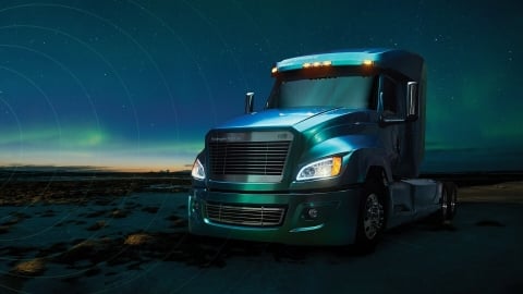 Semi-remorque avec aurores boréales en arrière-plan