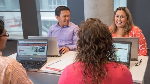 employés échangeant des propos
