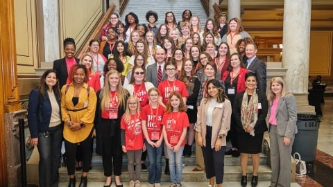 Photo de groupe à l’intérieur de l’édifice du gouvernement
