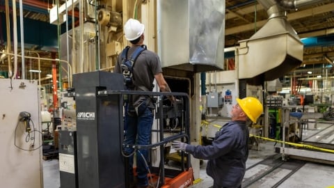 Employés portant un casque de sécurité affichant le protocole de sécurité