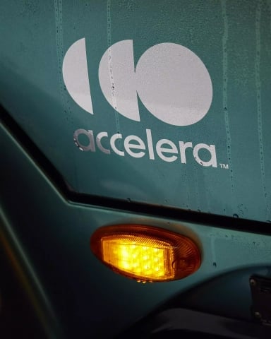 Logo Accelera par Cummins affiché sur un véhicule vert