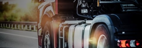 Plan rapproché des roues d’un semi-remorque sur une autoroute