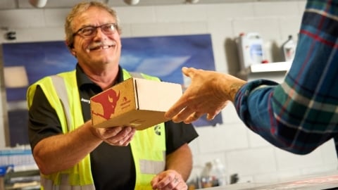 Technicien Cummins aidant le client.