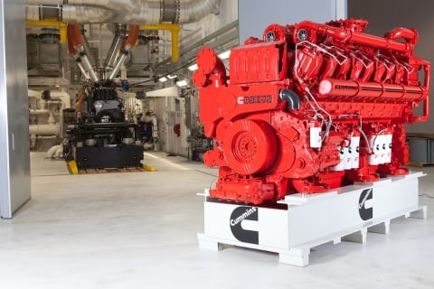 Moteur Cummins QSK95 rouge exposé dans un environnement industriel