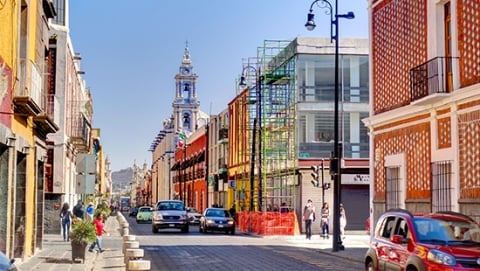 Rue de la ville sans nuage dans le ciel