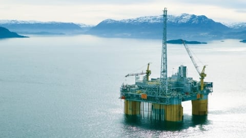 Plateforme pétrolière sur l’océan