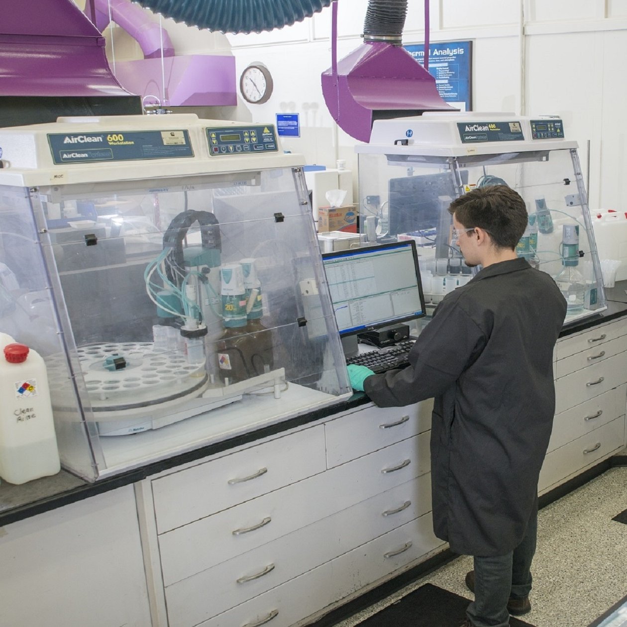 Contrôle du liquide moteur dans le laboratoire Cummins
