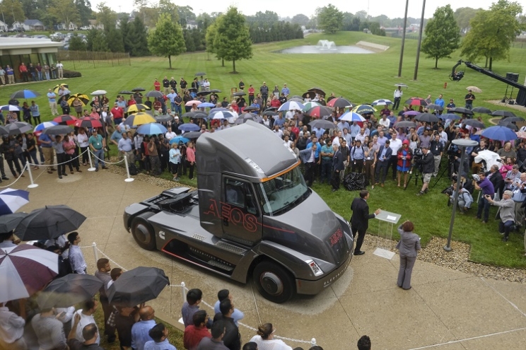 AEOS, le camion concept entièrement électrique de Cummins, est dévoilé au public dans 2017. Cela aide Cummins à étudier l'utilisation de l'électrification dans les camions plus grands.