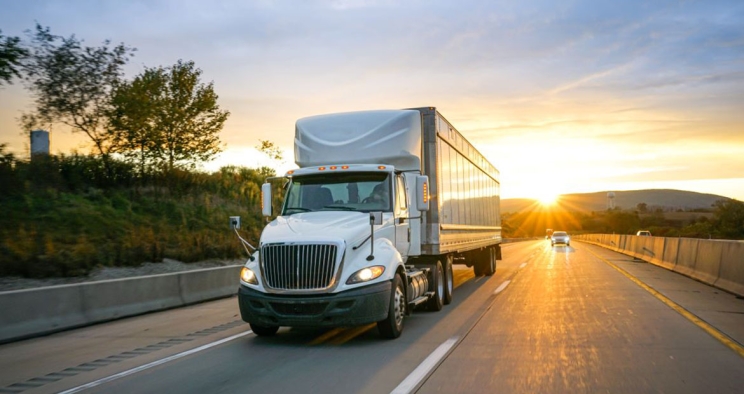 Camion semi-remorque sur l’autoroute