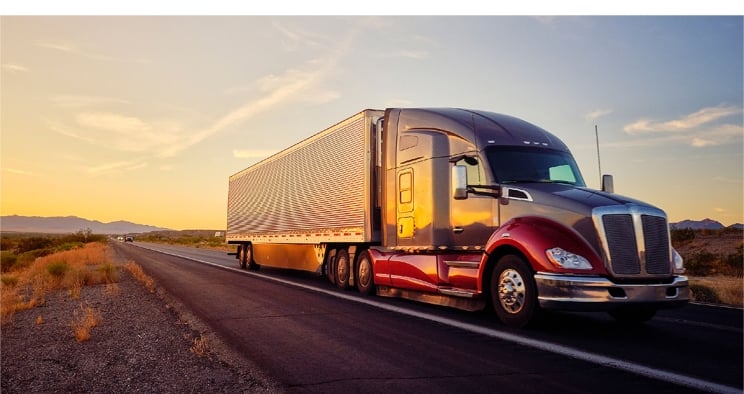 Semi roulant sur l'autoroute