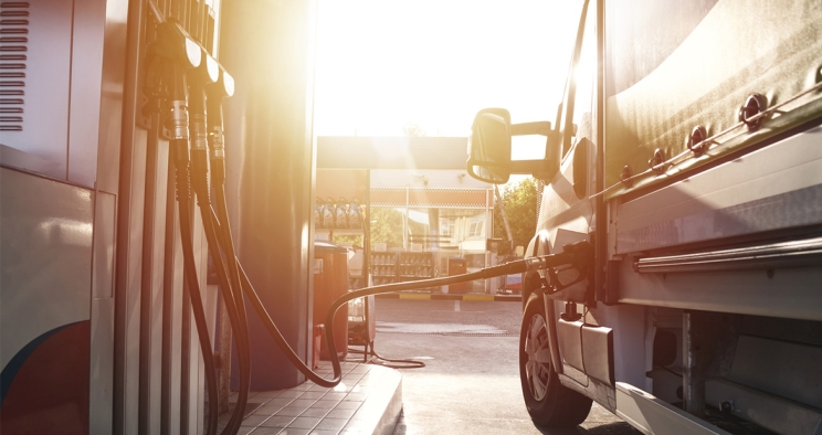 Semi-remorque qui récupère du carburant