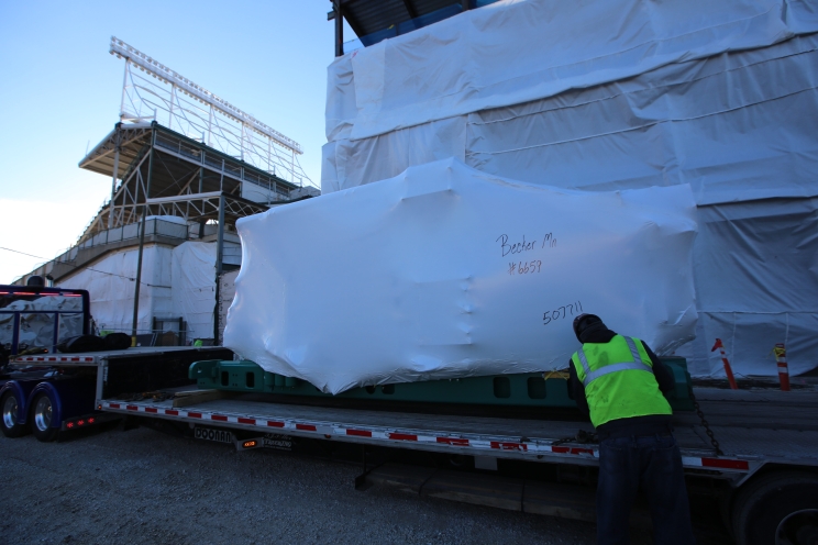 Le groupe électrogène QSK95 de Cummins arrive à Wrigley Field à Chicago, dans l’Illinois, en 2016.