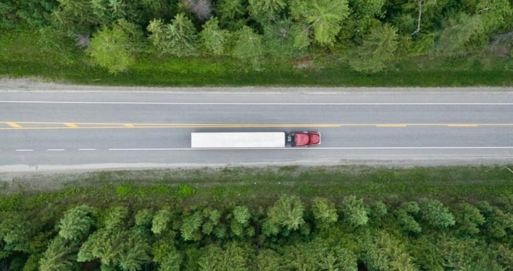 Vue aérienne d'un camion semi-remorque circulant sur la route.