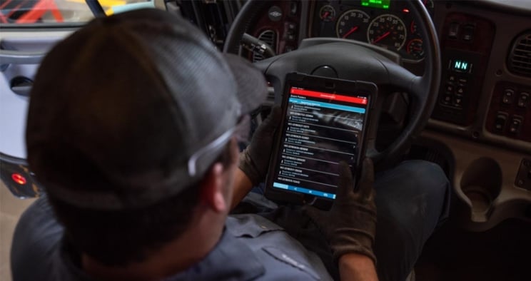 Conducteur regardant l’application de diagnostic