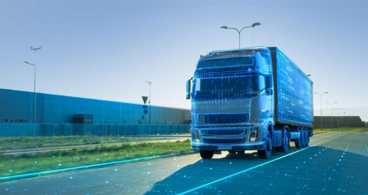 Semi-remorque circulant sur la route