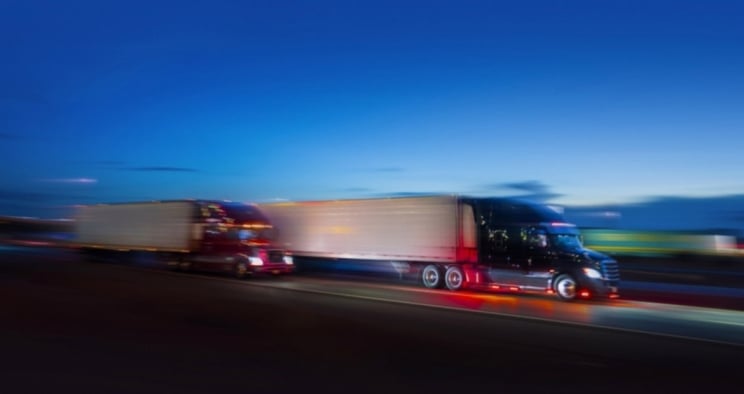 Semi-remorques circulant sur autoroute