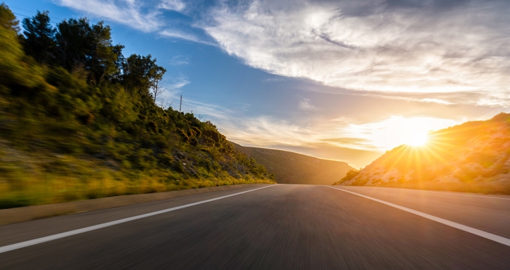 Lever de soleil derrière une autoroute