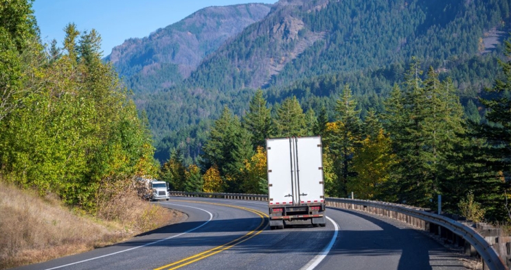 Conduite en semi-remorque sur l’autoroute à travers les montagnes