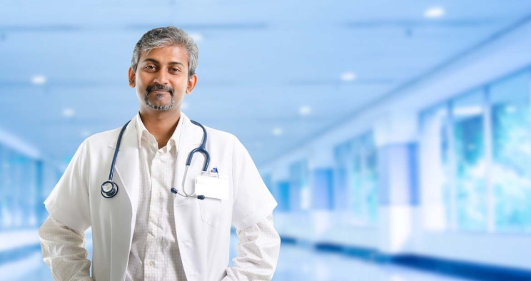 Médecin masculin debout dans un établissement de santé