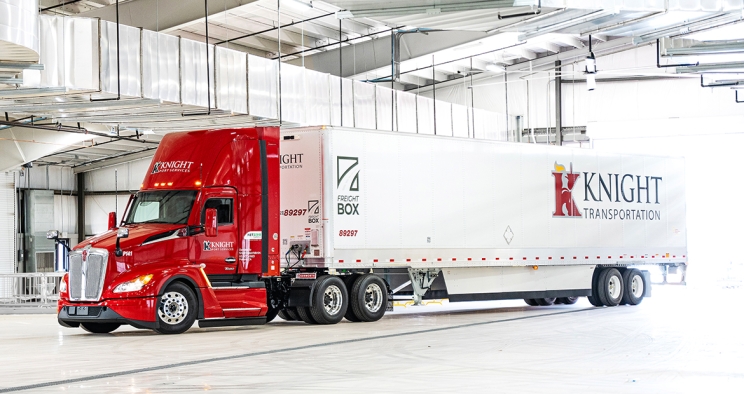 Camion semi-remorque Knight-Swift garé dans un garage