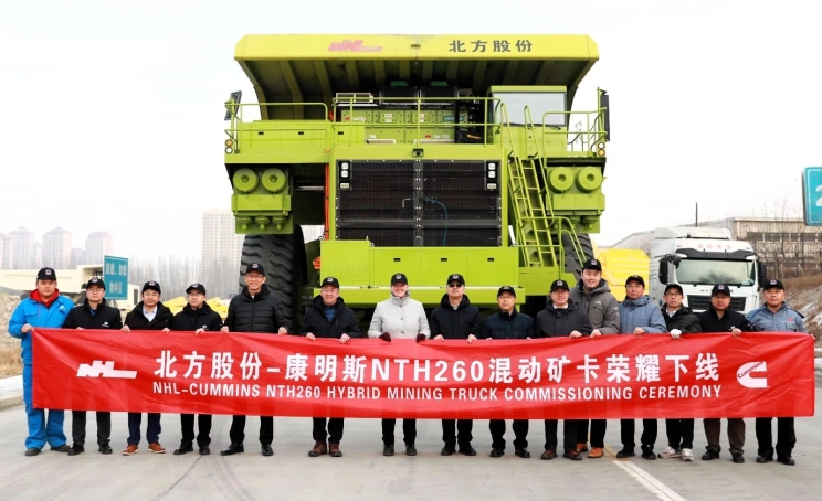 Cummins annonce la mise à l’essai sur le terrain d’une solution de camion hybride (diesel-batterie) pour l’exploitation minière.