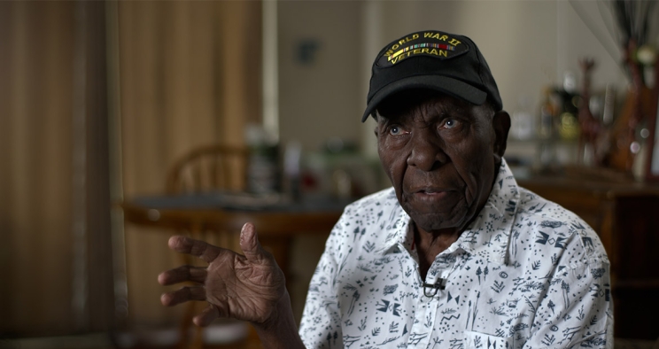 102 ans, vétéran de la Seconde Guerre mondiale, Ray Robinson sourit.