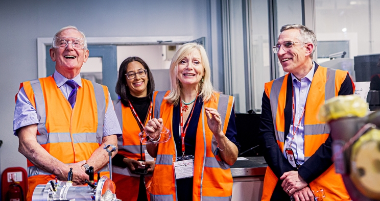 Des politiciens locaux visitent Cummins Huddersfield.