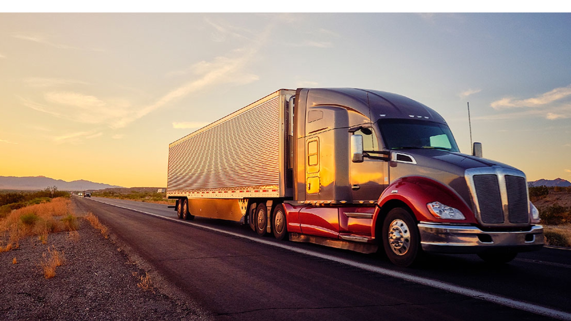 Semi roulant sur l'autoroute