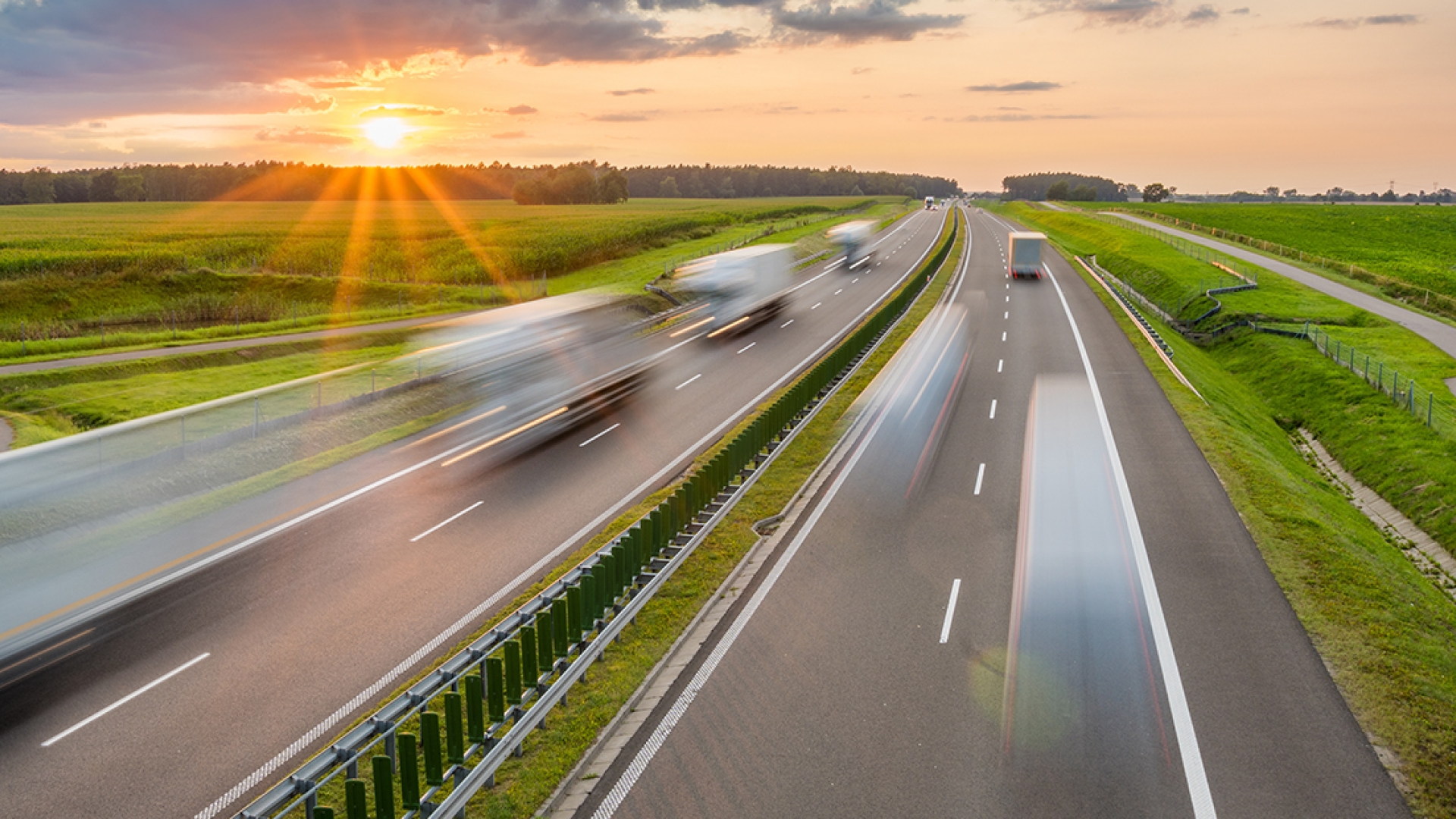 Camions semi-remorques circulant sur l’autoroute
