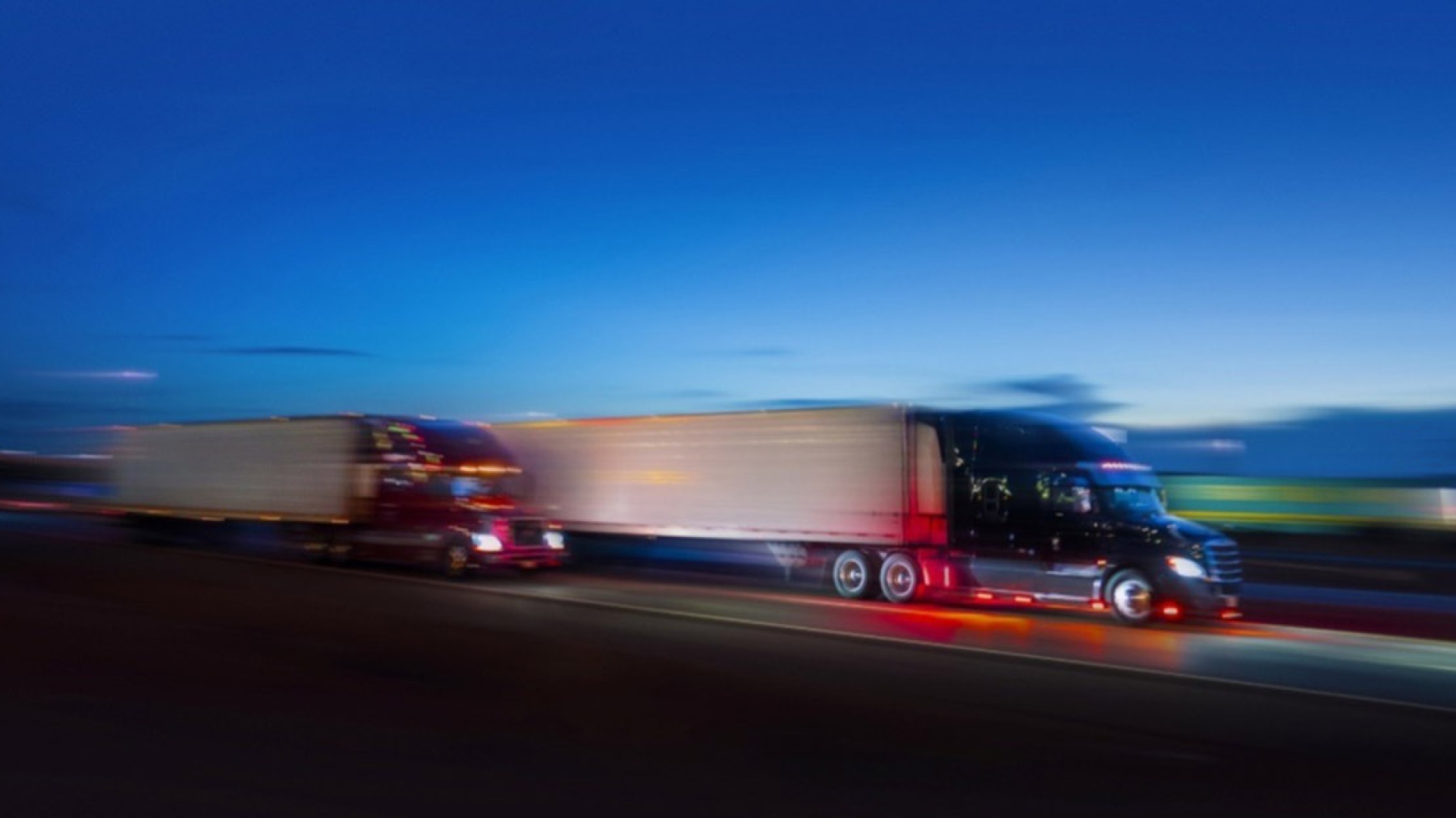 Semi-remorques circulant sur autoroute