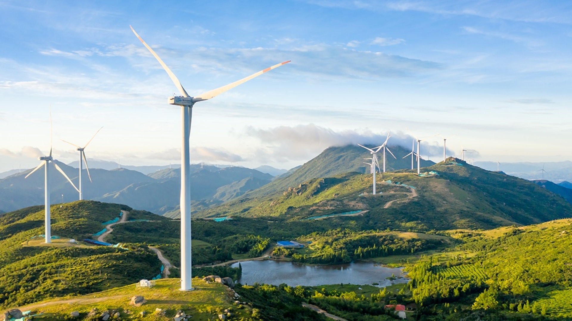 Un parc éolien dans un paysage montagneux.
