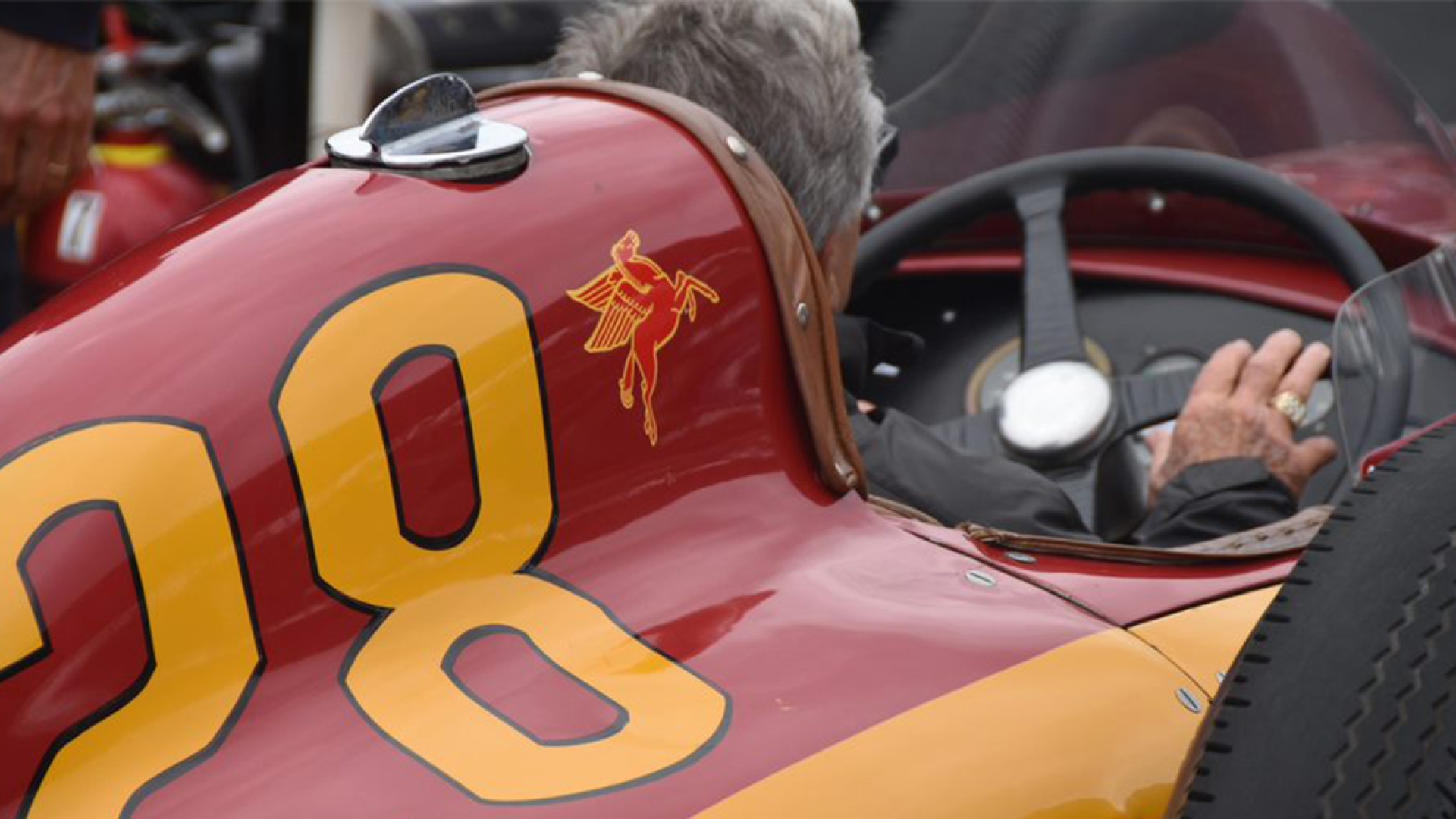 Mario Andretti au volant de la voiture de course historique Cummins.