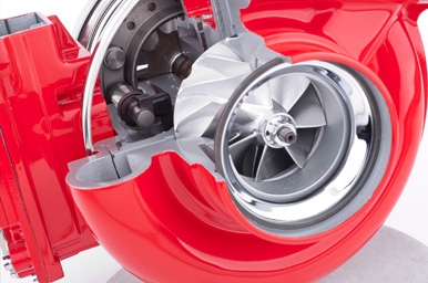 Gros plan du pan coupé du turbocompresseur Cummins