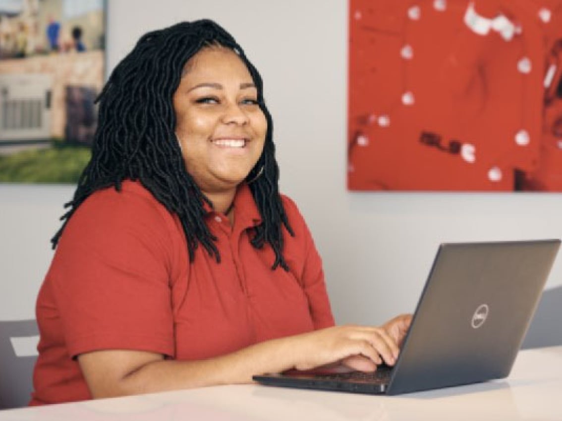 Employé de Cummins assis à son bureau à l’aide d’un ordinateur portable