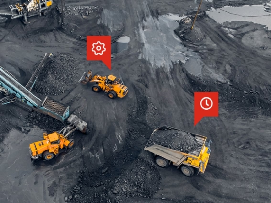 Vue aérienne de grands véhicules pour l'exploitation minière en action avec des icônes d’engrenage rouge et d’horloge Vue aérienne de grands véhicules pour l'exploitation minière en action avec des icônes d’engrenage rouge et d’horloge