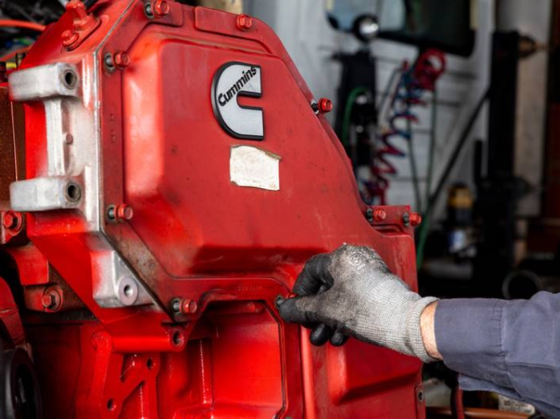 Technicien ajustant les pièces du moteur