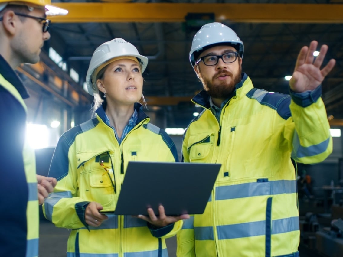 Ingénieurs travaillant ensemble sur le chantier