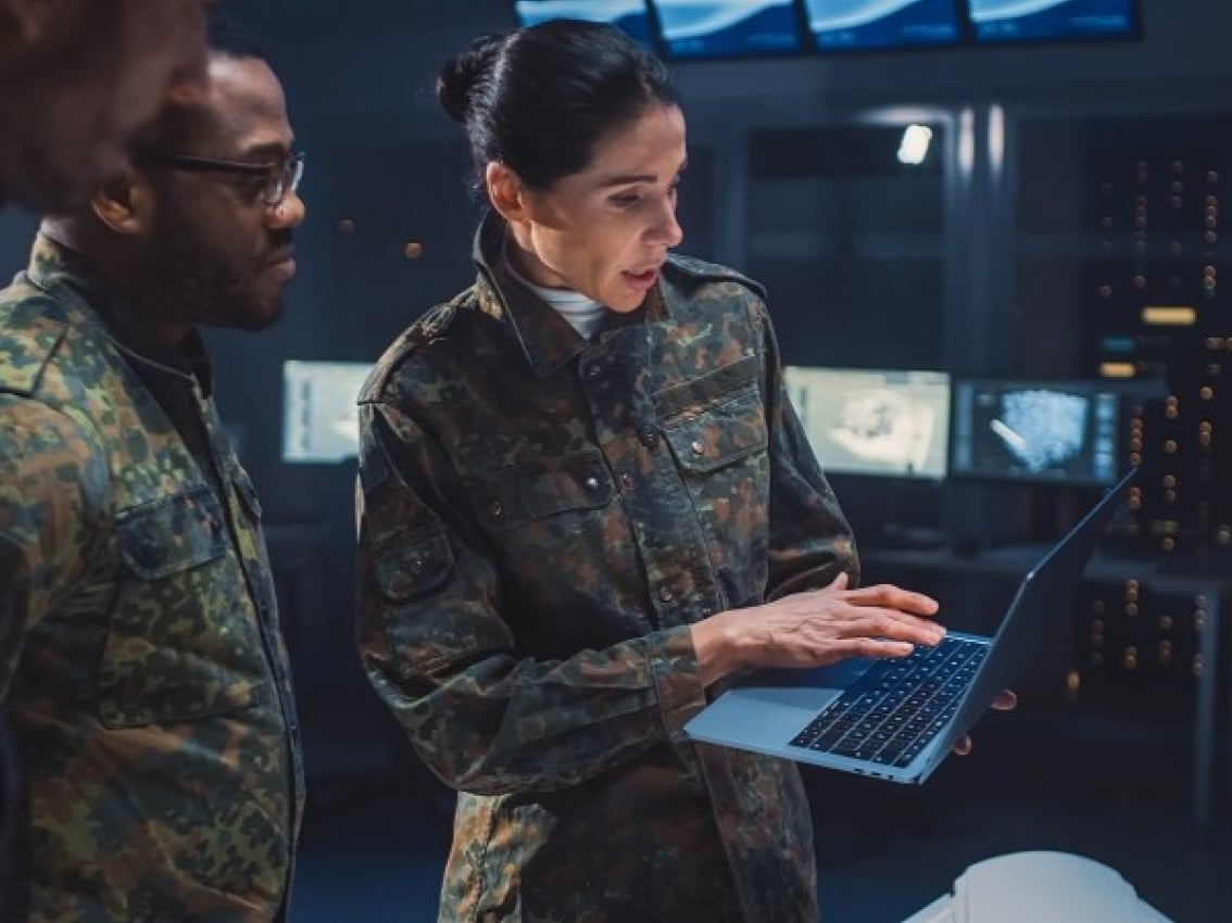 Personnel militaire dans le centre de données