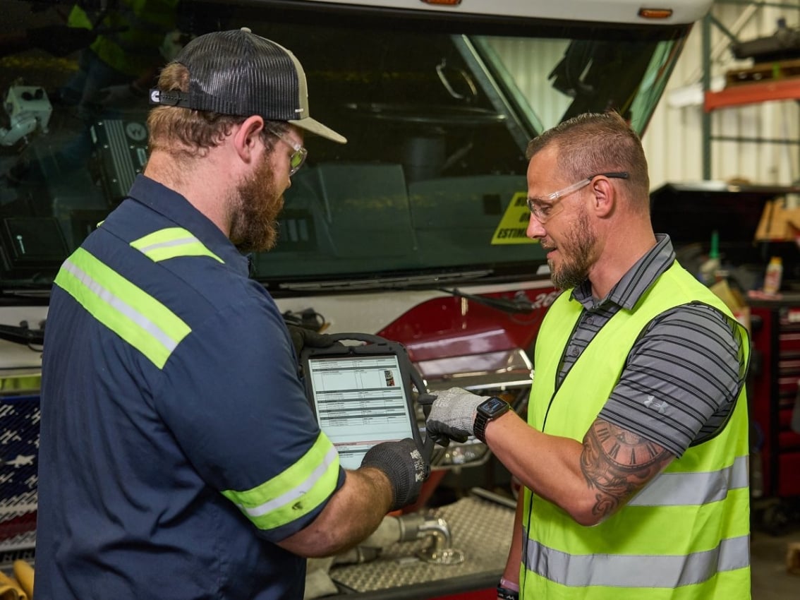 techniciens consultant le rapport d’inspection