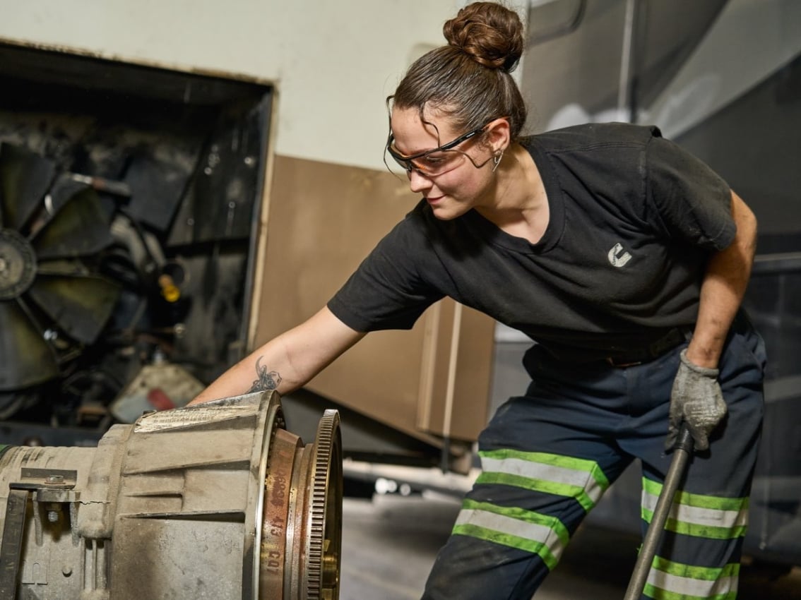 technicien travaillant sur une pièce de moteur