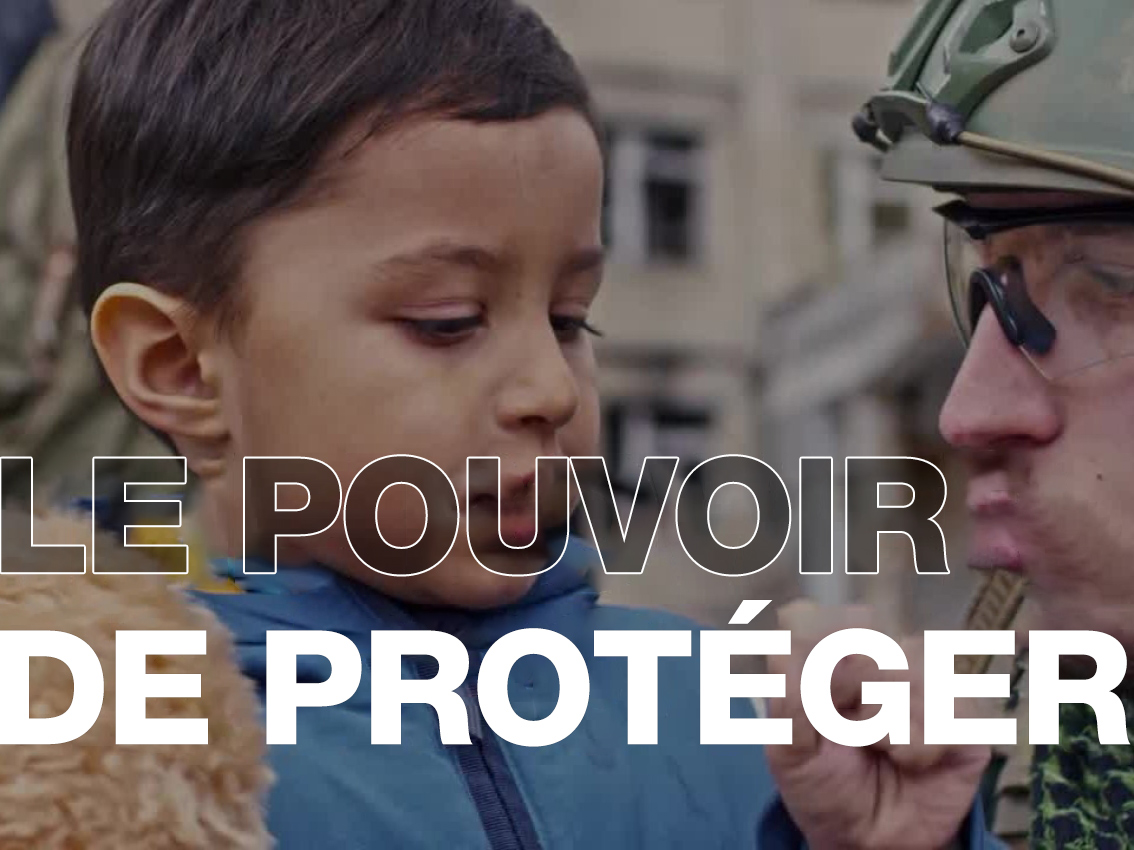 Un soldat protège un enfant