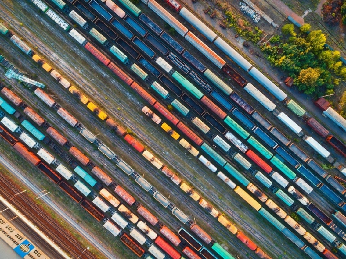 vue aérienne d'une aire de stationnement ferroviaire