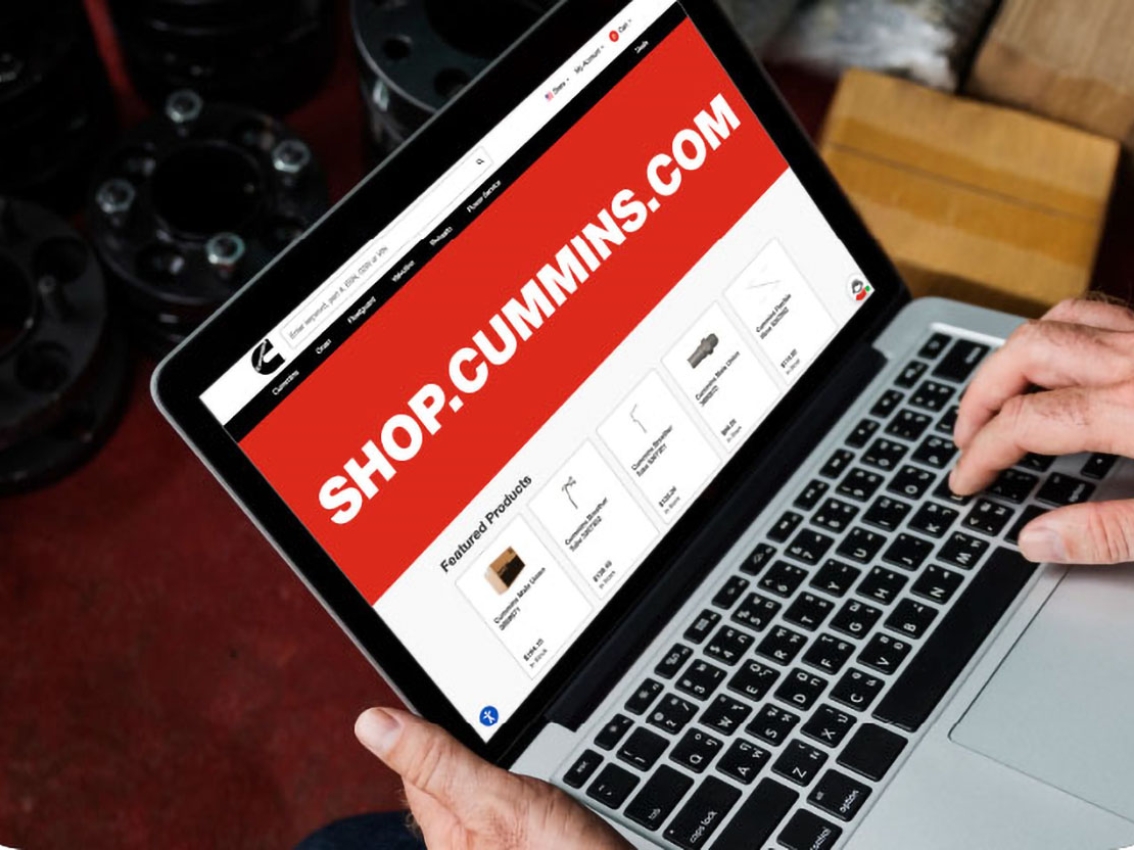 Une personne faisant des achats sur shop.cummins.com