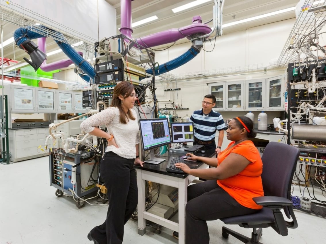 Employés dans le laboratoire