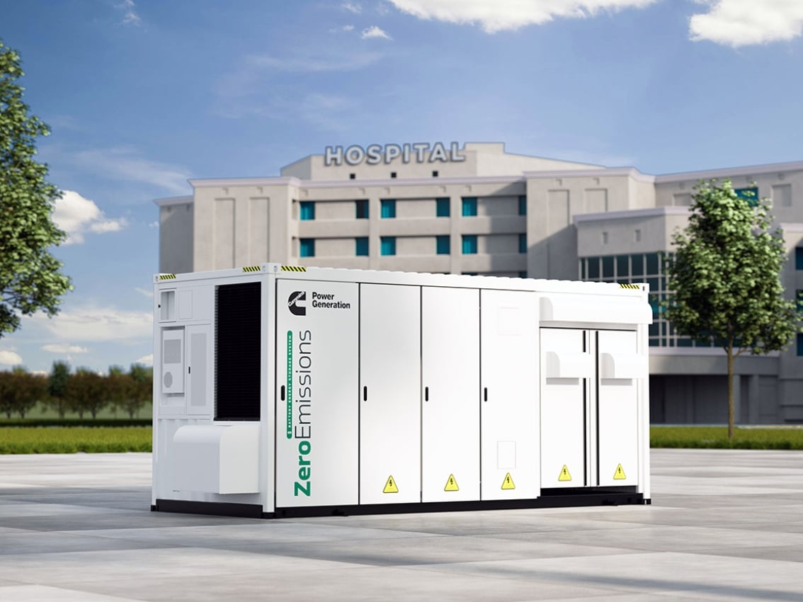 Système de stockage d'énergie par batterie devant un hôpital